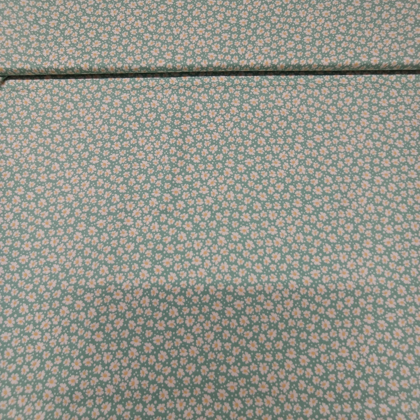 Viscose madeliefjes op groene achtergrond