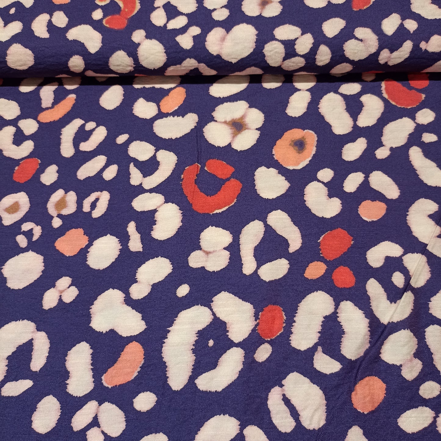 Viscose vlekken op paarse ondergrond