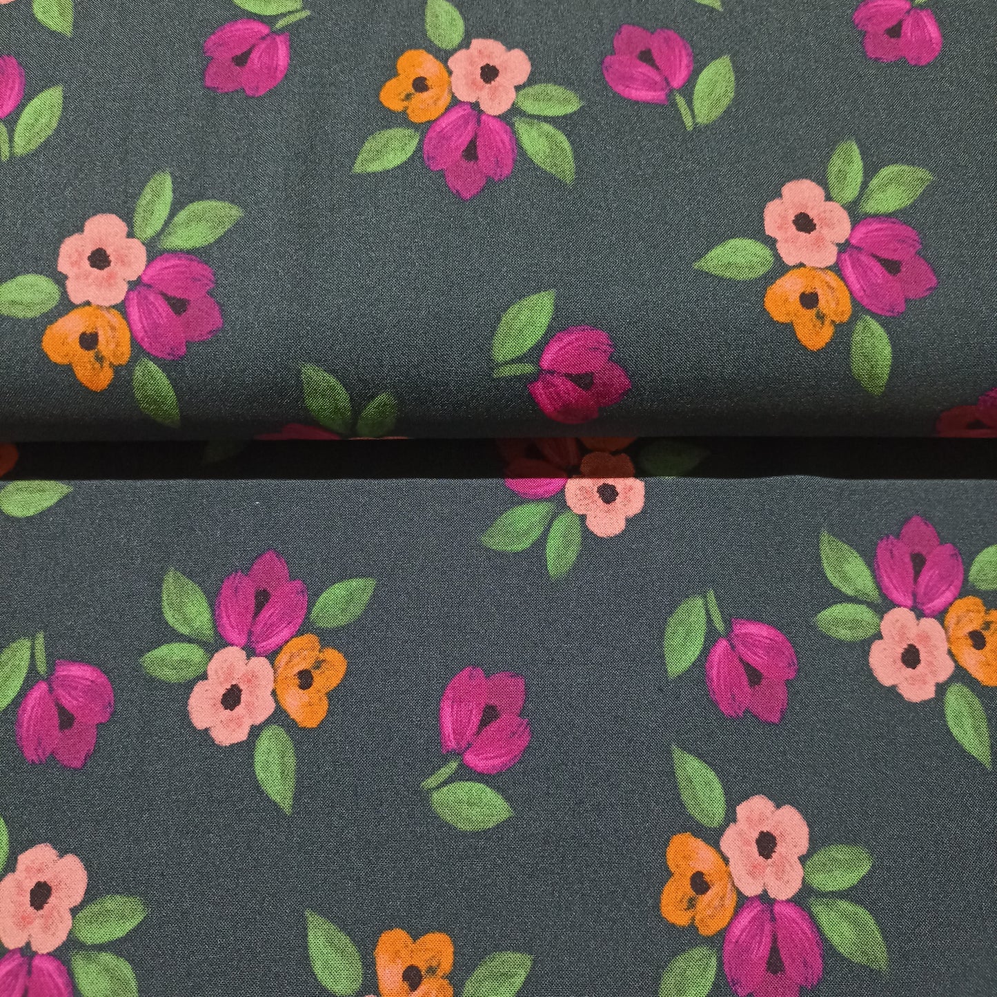 viscose bloemen op groene achtergrond