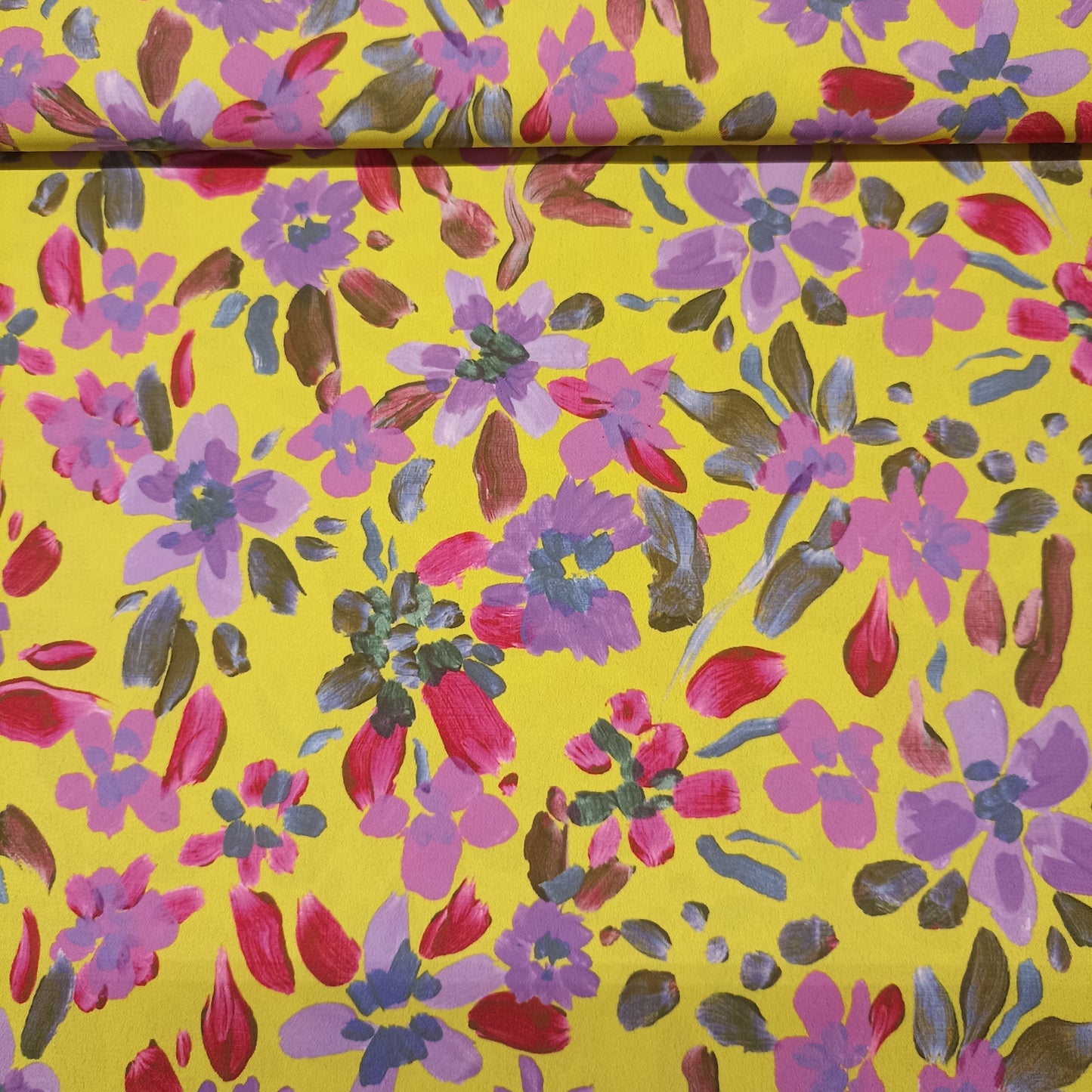 Polyester bloemen geblurd op groengele achtergrond