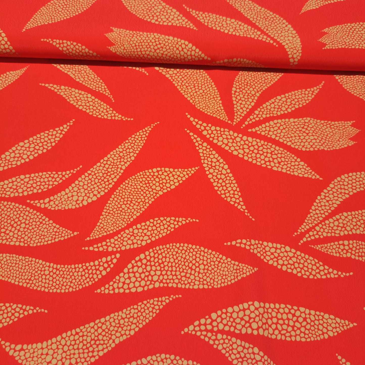 Polyester gouden stippen op koraalrode achtergrond