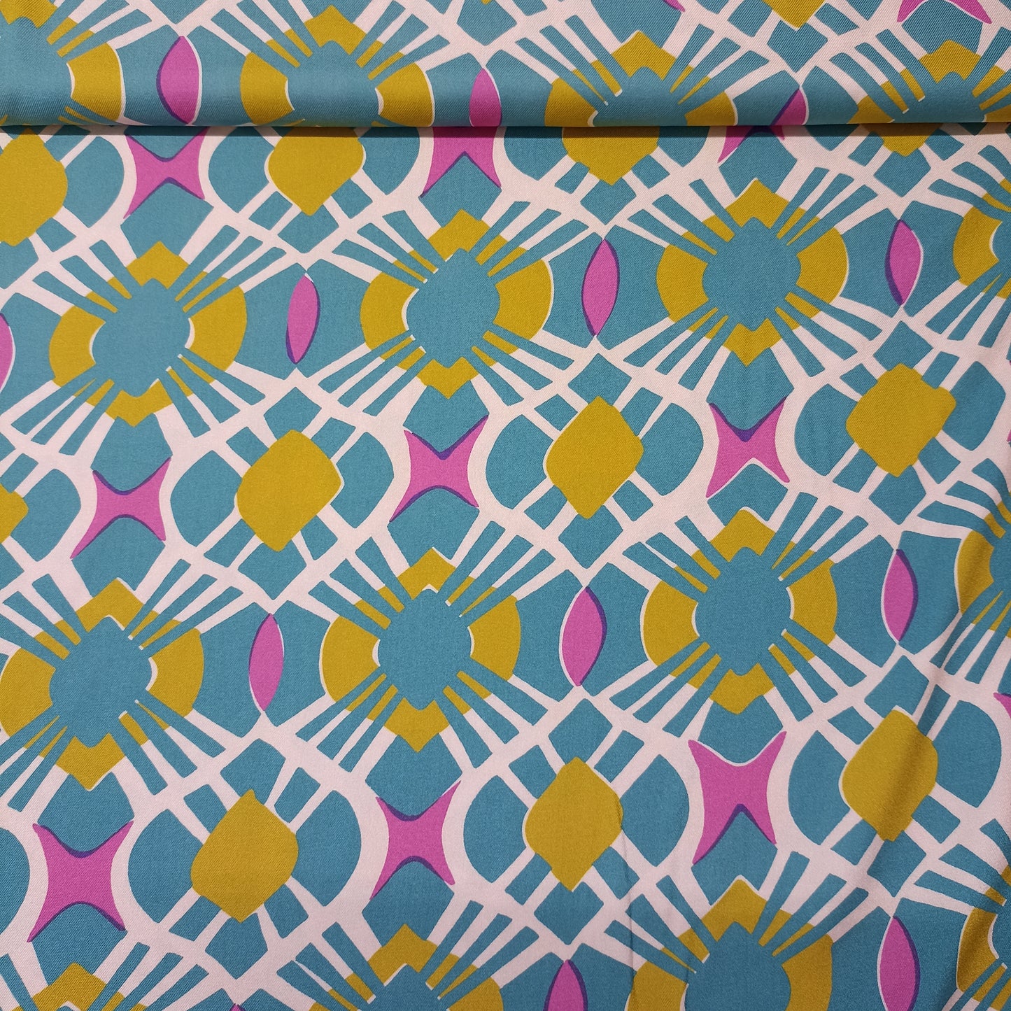 viscose grafische print ecru achtergrond